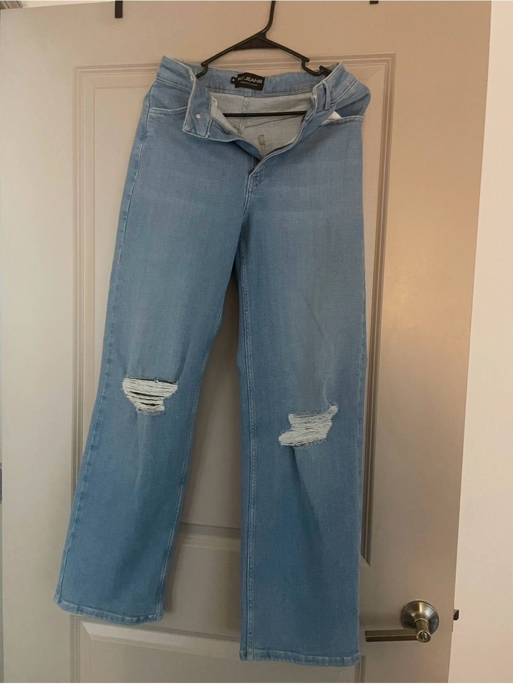 FIT JEANS - ONE SIZE FITS MANY! Light Wash Distressed Wide-Leg Jeans
